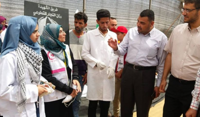 والدة الشهيدة رزان النجار تكمل مشوار ابنتها
